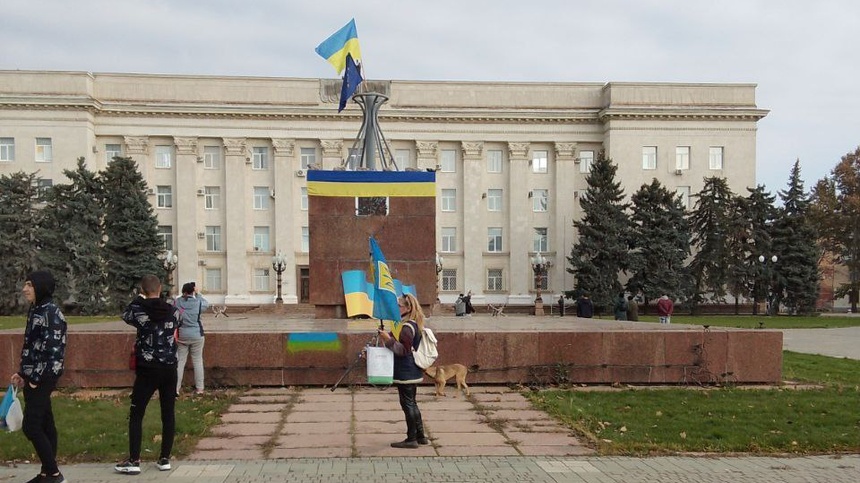 Mieszkańcy Chersonia witają ukraińskich żołnierzy po tym, jak Rosjanie wycofali swoje wojska z tego miasta. (fot. Twitter)