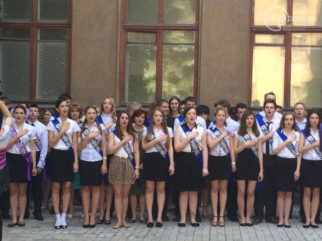 Na zdjęciu licealiści z Marioupola (Donbas) śppwiewają na zakończenie roku szkolnego ukraiński hymn: www.0629.com.ua