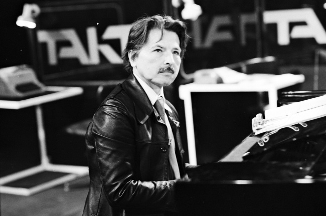 Kompozytor i aranżer Lucjan Kaszycki podczas realizacji programu telewizyjnego w 1981 roku, fot. archiw.  PAP/Edmund Radoch
