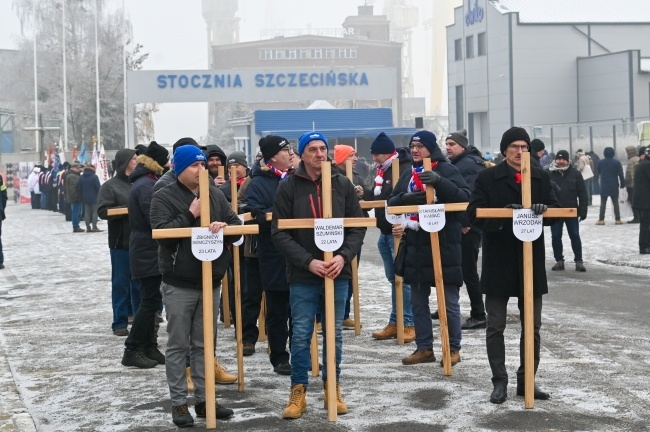 Uroczystości przed bramą Stoczni Szczecińskiej, upamiętniające ofiary szczecińskiego Grudnia '70, fot. PAP/Marcin Bielecki
