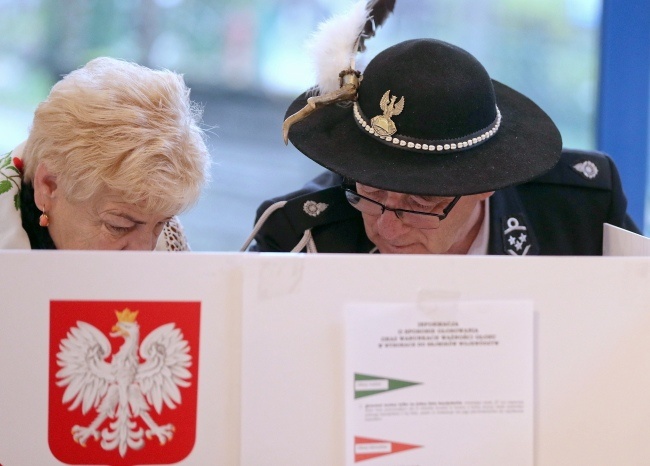 Rozpoczęło się głosowanie w wyborach samorządowych, fot.  PAP/Grzegorz Momot