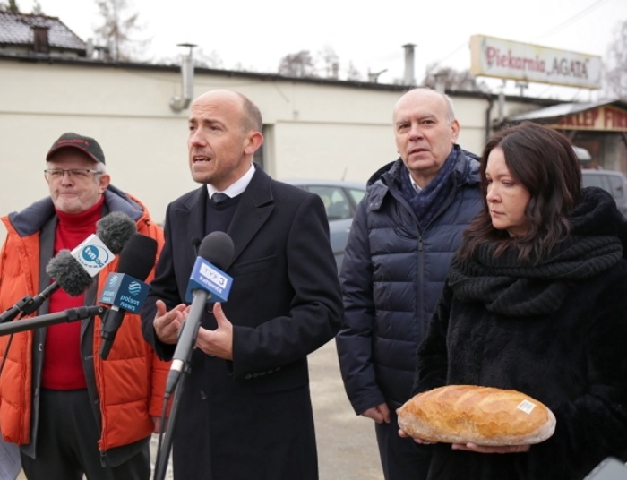 Budka zorganizował konferencję przed piekarnią. Jej właściciela wykańczają rachunki