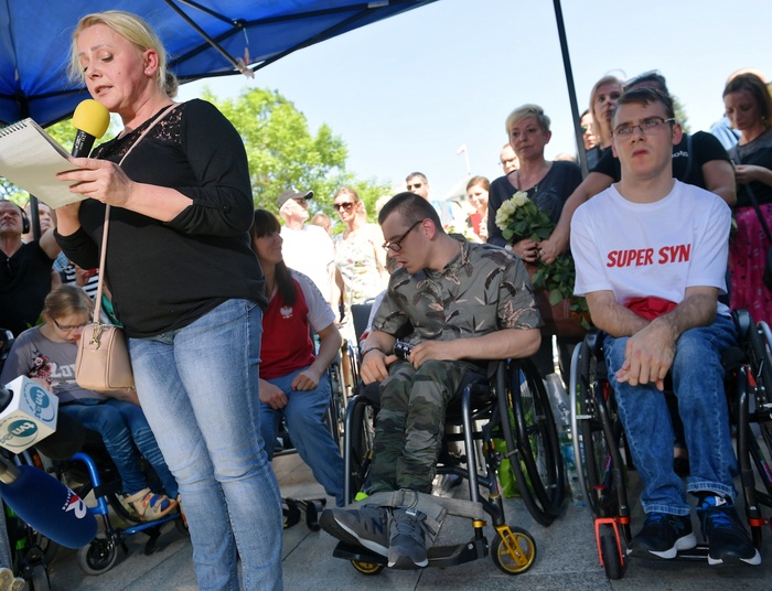 Komorowska i Ochojska czekały na protestujących. Hartwich obawiała się o życie syna