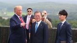 Donald Trump i Mun Dze In - prezydent Korei Południowej - w strefie zdemilitaryzowanej. Fot. PAP/EPA