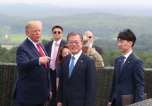 Donald Trump i Mun Dze In - prezydent Korei Południowej - w strefie zdemilitaryzowanej. Fot. PAP/EPA