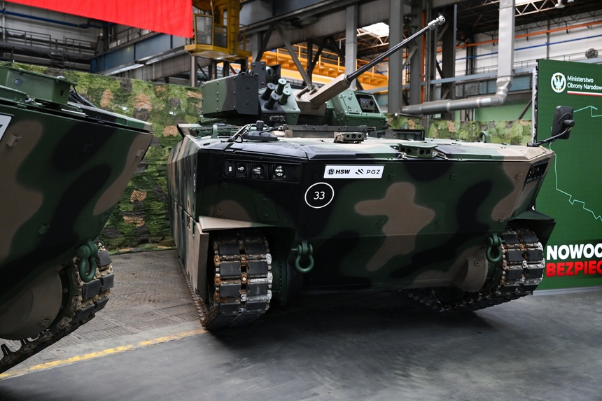 Umowa dot. dostawy bojowych wozów piechoty BORSUK oraz wozów specjalistycznych opartych na uniwersalnej modułowej platformie gąsienicowej. (aldg) PAP/Darek Delmanowicz