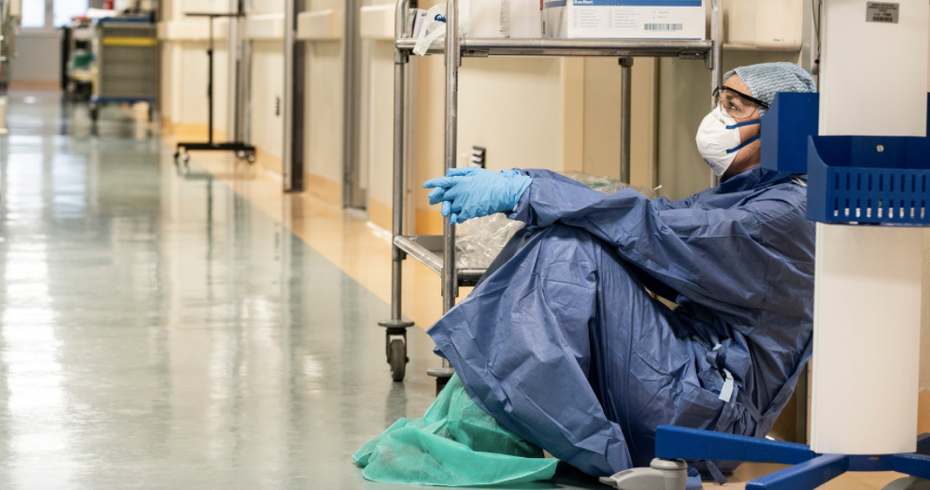 Zarażeni COVID-19 koronasceptycy obrażają leczący ich personel szpitali. Fot. Wikimedia/Alberto Giuliani