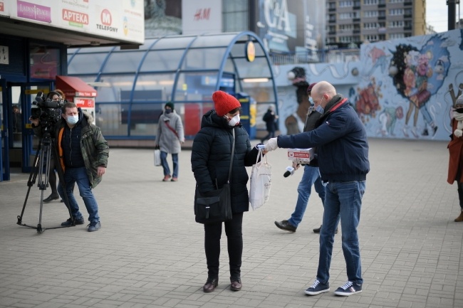 Akcja rozdawania maseczek ochronnych mieszkańcom Warszawy na placu przed wejściami na stację Metro Centrum, fot. PAP/Marcin Obara