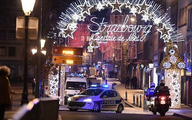 Jarmark świąteczny w Strasburgu po zamachu terrorystycznym.