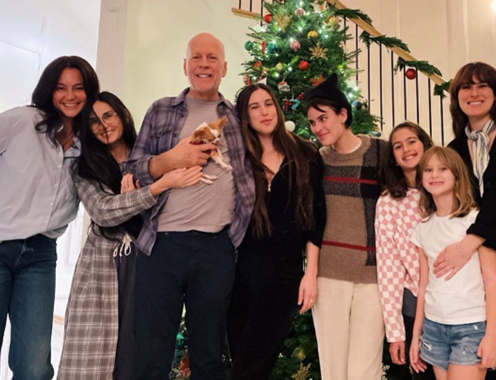 Demi Moore zaśpiewała "Sto lat" byłemu mężowi. Wzruszające urodziny Bruce'a Willisa