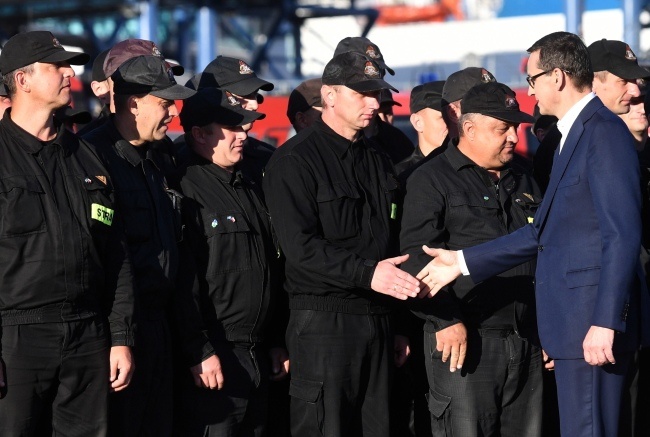 Premier Mateusz Morawiecki dziękuje strażakom za akcję w Szwecji, fot. PAP/Marcin Bielecki