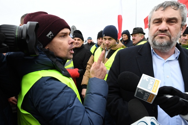 Minister rolnictwa Jan Krzysztof Ardanowski (P) rozmawia z protestującymi, z lewej lider ruchu AGROunia Michał Kołodziejczak. Fot. PAP/Jacek Turczyk
