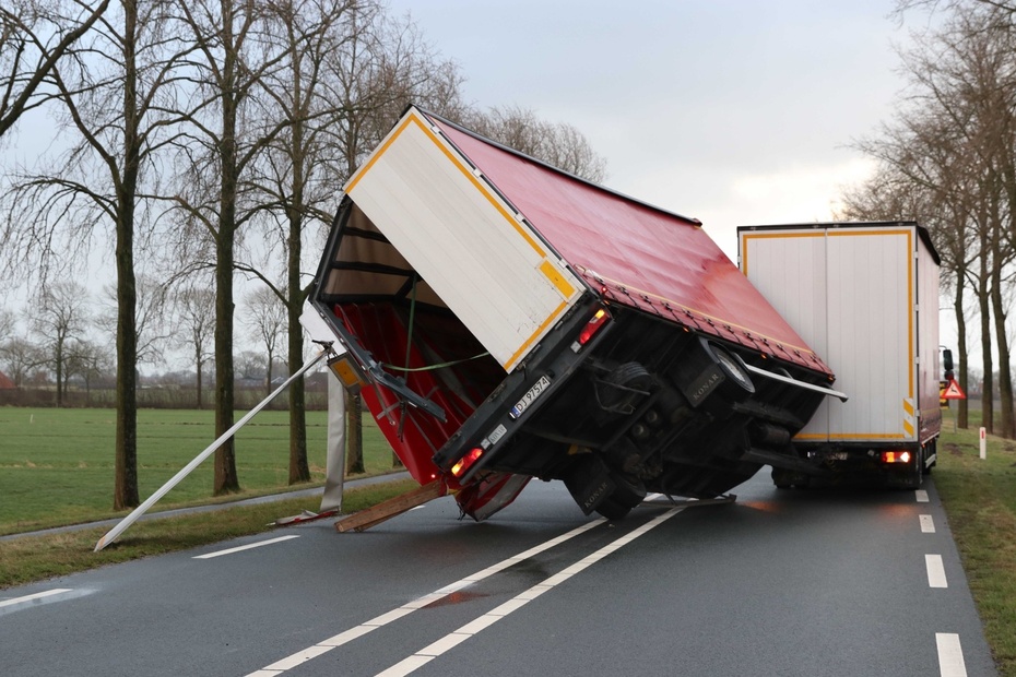 Skutki silnego wiatru na drodze w Kampen w Holandii, fot. PAP/EPA/GINOPRESS B.V.