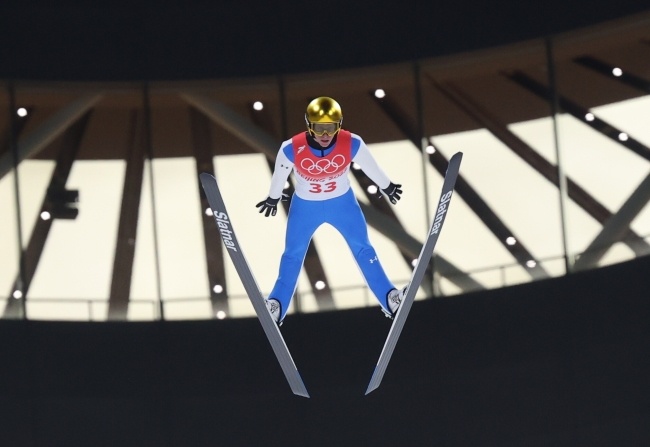 Słoweniec Peter Prevc podczas drugiej serii w konkursie skoków narciarskich na obiekcie normalnym w Zhangjiakou, fot. PAP/Grzegorz Momot
