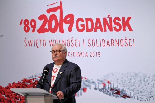 Lech Wałęsa podczas debaty w ECS, fot. PAP/Adam Warżawa
