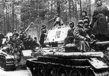 Czołgi radzieckie podczas operacji wiślańsko-odrzańskiej, 1945 rok. Źródło: Wikimedia Commons, domena publiczna.
