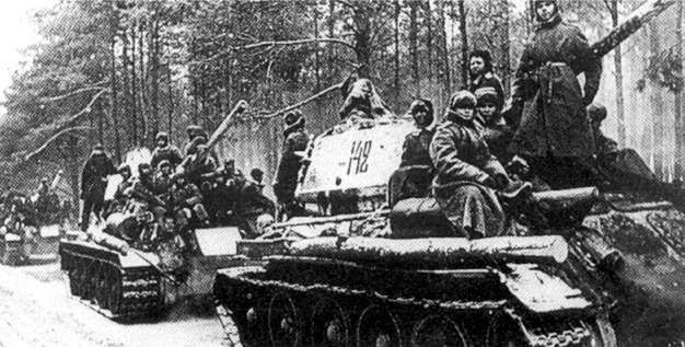 Czołgi radzieckie podczas operacji wiślańsko-odrzańskiej, 1945 rok. Źródło: Wikimedia Commons, domena publiczna.