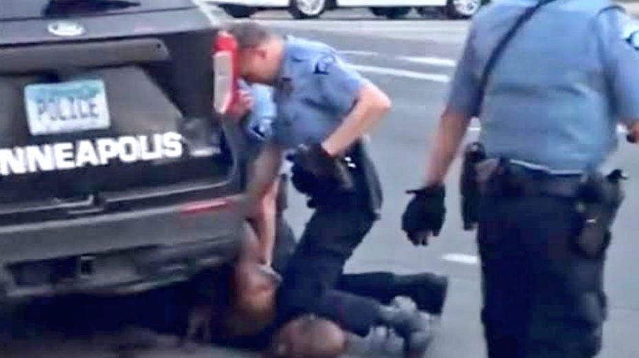 Sprawa spowodowania śmierci czarnoskórego George'a Floyda przez białego policjanta 25 maja 2020 r. odbiła się w USA szerokim echem i wywołała protesty uliczne oraz oskarżenia policji o rasizm i brutalność.  Floyd zmarł po tym jak Chauvin dusił go kolanem