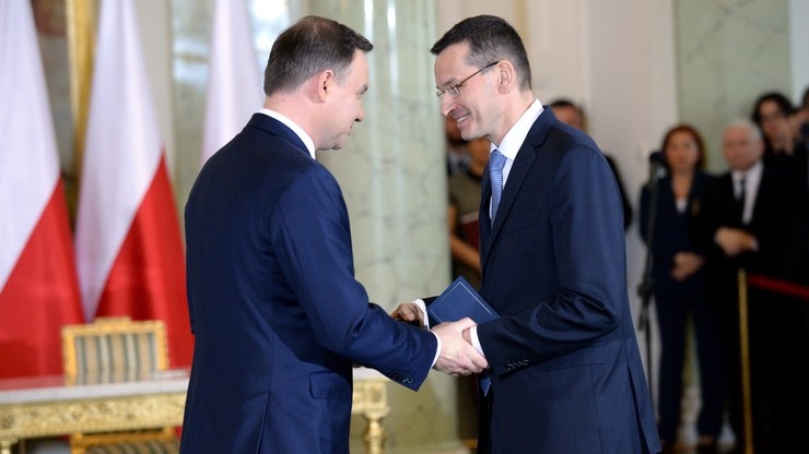Premier Mateusz Morawiecki odbiera gratulacje od prezydenta Andrzeja Dudy. Fot. PAP