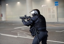 Hiszpańska policja w starciu z separatystami. Fot. PAP/EPA/Toni Albir