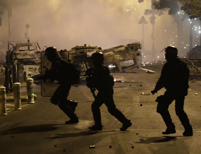 Ogromne zamieszki we Francji. Morawiecki: Czy tak ma wyglądać Polska?