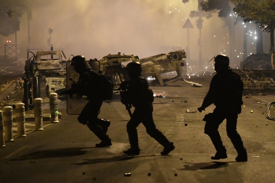 Zamieszki pod Paryżem, Francja. Fot. PAP/EPA/JULIEN MATTIA