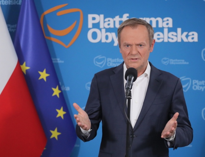 Dwa zdjęcia Donalda Tuska na tle sztandaru jednostki