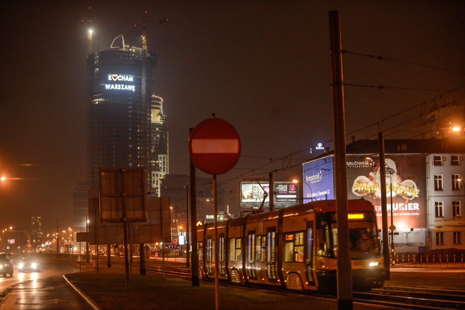 na zdjęciu: Centrum Warszawy nocą. fot. PAP/Jakub Kamiński