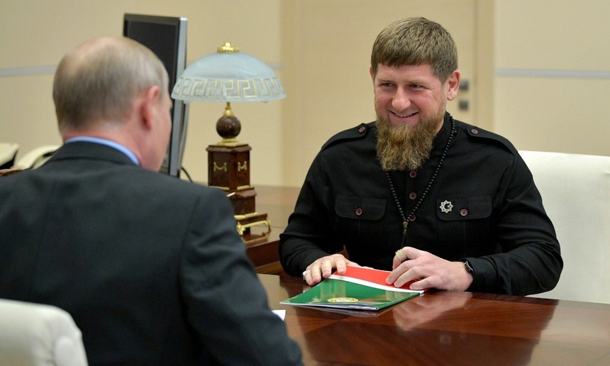 Ramzan Kadyrow, przywódca Czeczenii. Wielokrotnie deklarował, że jest na froncie i dopadnie Wołodymyra Zełenskiego.