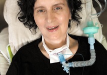 Pani Irena Czarnota chora na stwardnienie rozsiane boczne (SLA). Jeszcze chodziła, przed wykupieniem „komórek macierzystych” w spółce ITK za 50 tys zł. Dzisiaj jest „roślinką”. Oddycha tylko dzięki respiratorowi. Zdjęcie z FB