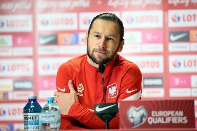 Pomocnik piłkarskiej reprezentacji Polski Grzegorz Krychowiak podczas konferencji prasowej przed meczem z Andorą, fot. PAP/Leszek Szymański