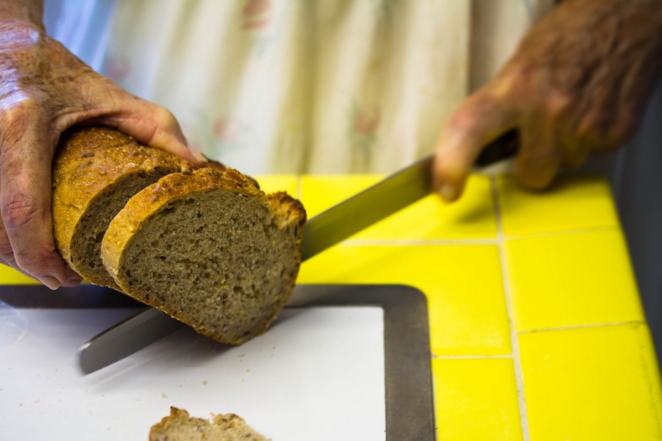 Seniorzy często nie przywiązują wagi do jedzenia, jedzą byle co, nawet suchy chleb.