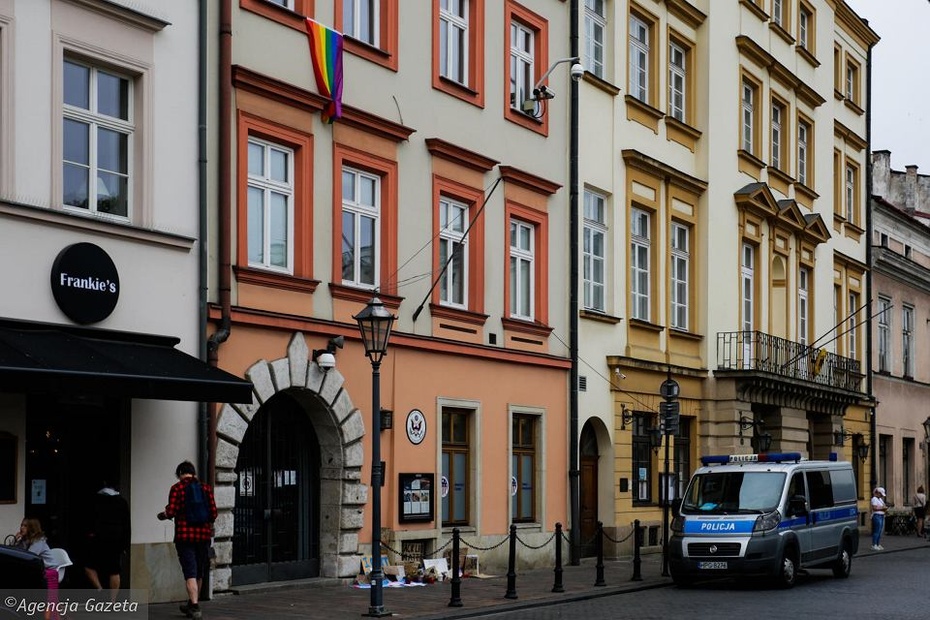 Tęczowa flaga na krakowskim Konsulacie Amerykańskim