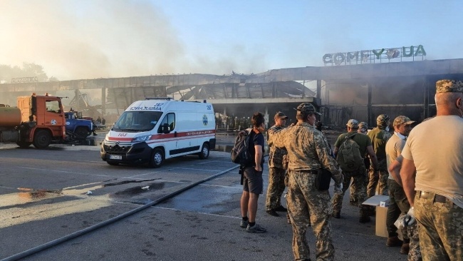 Zniszczenia po rosyjskim ataku rakietowym na centrum handlowe w miejscowości Krzemieńczuk. Fot. PAP/MNS.GOV.UA
