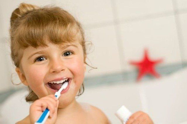 dziecko, mycie zębów, szczoteczka do zebów, zęby, uśmiech