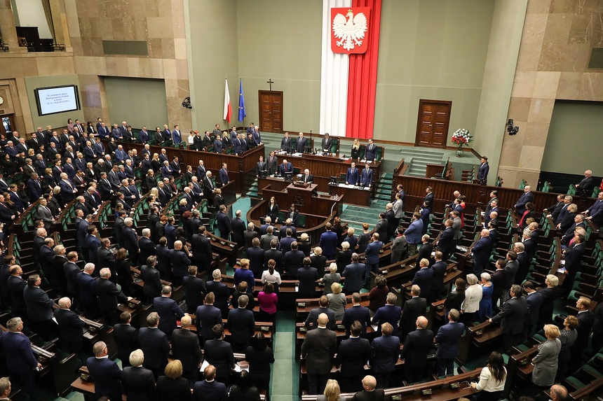 CC BY 2.0 Kancelaria Sejmu / Rafał Zambrzycki Z sondażu IBRiS dla Radia ZET wynika, że gdyby wybory parlamentarne odbyły się w tą niedziele, to wygrałaby je Zjednoczona Prawica z poparciem 35,9 proc.