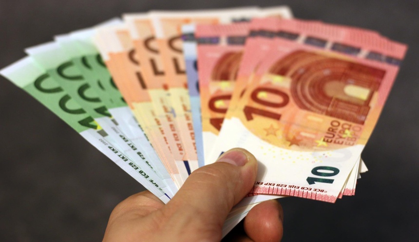 Euro w stosunku do dolara notuje się obecnie najniżej od niespełna dwudziestu lat. (fot. Pixabay)