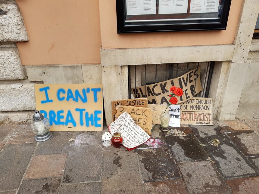 Pod konsulatem amerykańskim w Krakowie palono znicze i umieszczone napisy. Jeden z napisów głosi, że nie wystarczy nie być rasistą, bo trzeba być antyrasistą...., 5 lipca 2020.