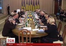 Mocno owalny "okrągły stół"