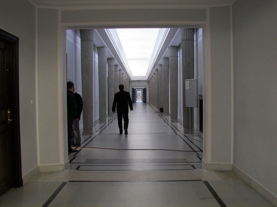 na zdjęciu: Sejm RP, korytarz na pierwszym piętrze budynku głównego. fot. Piotr VaGla Waglowski, CC0