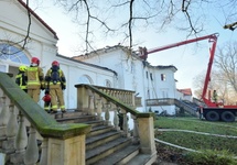Pożar zabytkowego pałacu w Korczewie na Mazowszu.  fot. PAP/Przemysław Piątkowski