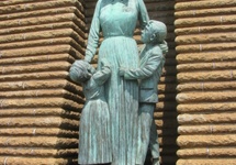 Figura Voortrekkerki z dziećmi u wejścia do Pomnika Voortrekkera, zdjęcie własne