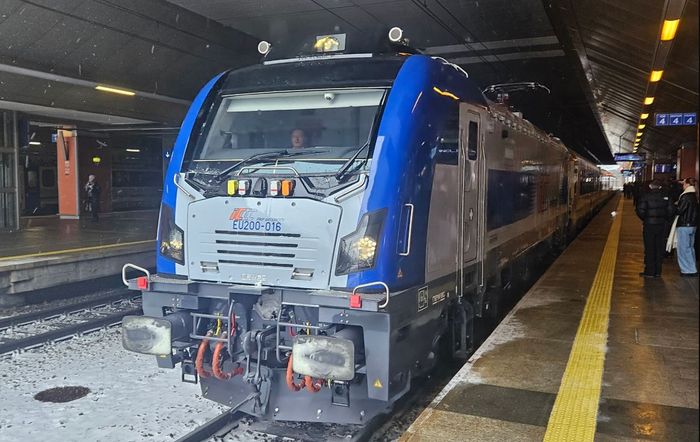 Oblodzenia zaskoczyły kolej. Awarie i opóźnienia pociągów