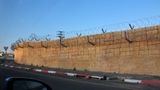 Droga do Jerycho.Mur oddzielający Izrael od Autonomii Palestyńskiej.