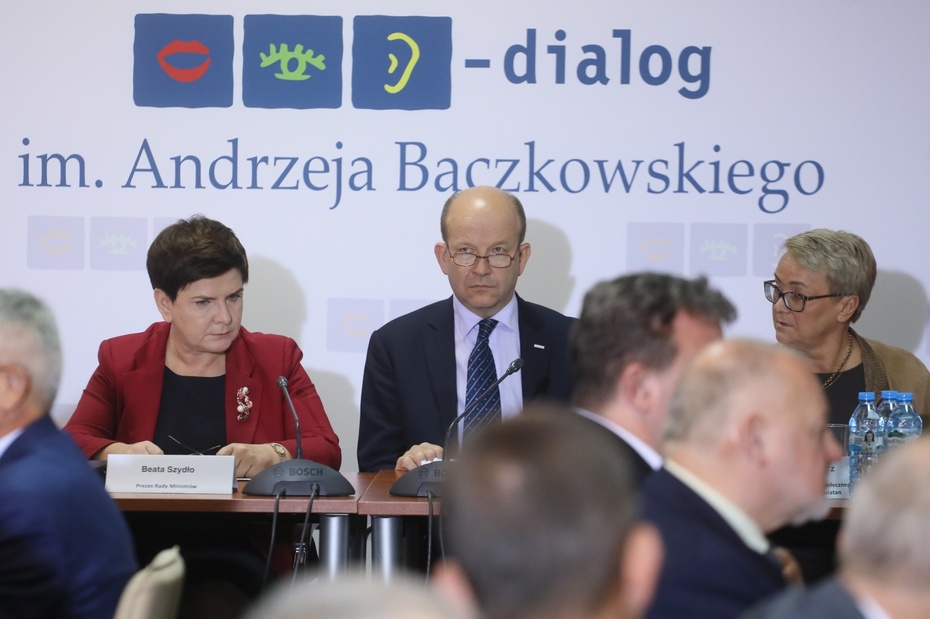 Premier Beata Szydło oraz minister zdrowia Konstanty Radziwiłł na posiedzeniu plenarnym Rady Dialogu Społecznego, fot. PAP/Paweł Supernak