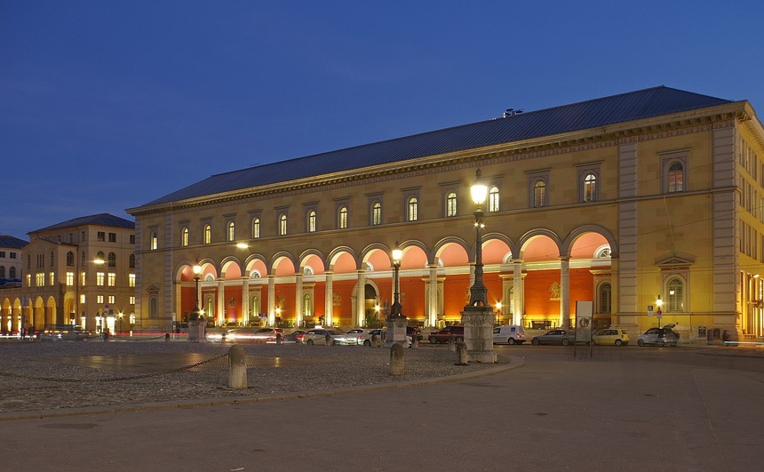 Palais an der Oper w Monachium, jedna z domniemanych własności Putina, for. Wikipedia.