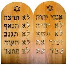 Foto KURS CODOW pl  Żydzi oprócz Dekalogu otrzymali jeszcze ponad 520 innych praw i nakazów.