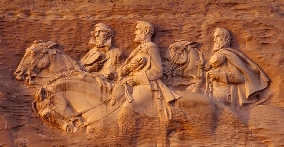 Płaskorzeźba rzeźba trzech pSubskrybuj fascynujące przywódców Konfederacji na koniach: Prezydent Jefferson Davis, Generał Robert E. Lee i Generał Thomas "Stonewall" Jackson. Ich podobizny są wyryte na stronie