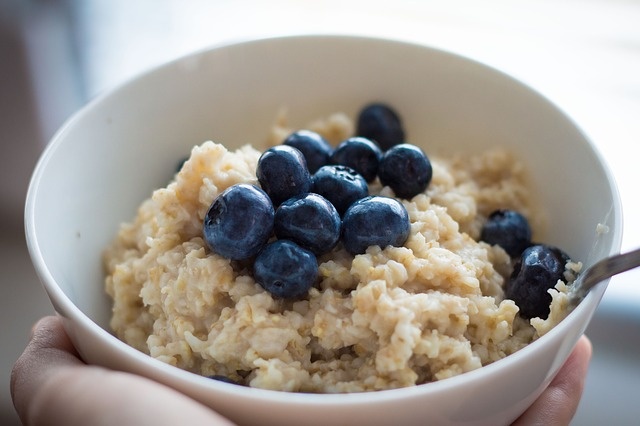 Owsianka jest zdrowym i energetycznym pomysłem na śniadanie. Fot. Pixabay