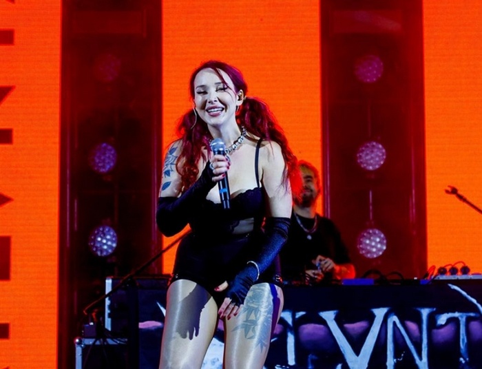 Skandaliczny incydent na koncercie. Nie mógł się powstrzymać, rzucił się na wokalistkę